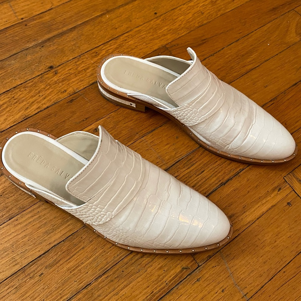 like new freda salvador keen mule in white